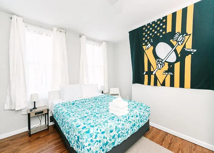Pittsburgh's Sports Suite- Free Driveway Parking Apartment