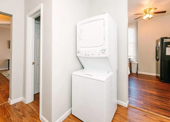 Pittsburgh's Sports Suite- Free Driveway Parking Apartment *