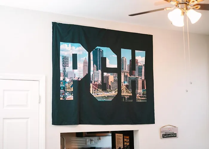 Pittsburgh's Sports Suite- Free Driveway Parking * Pittsburgh