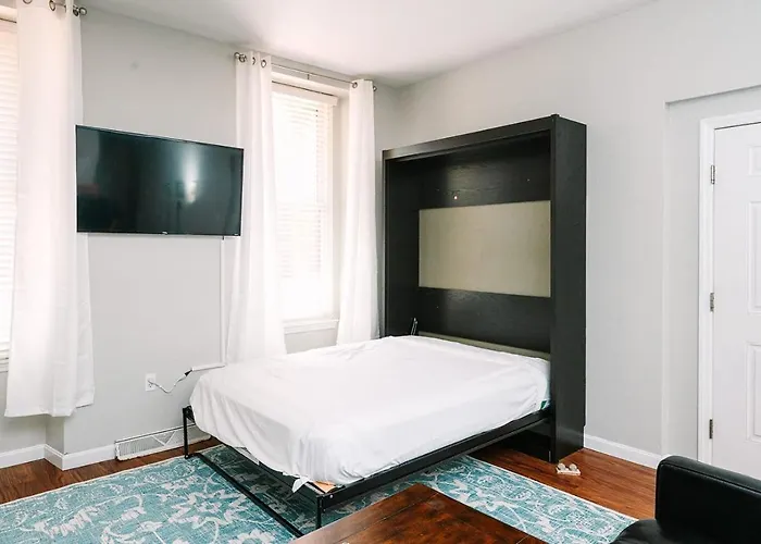 Pittsburgh's Sports Suite- Free Driveway Parking Apartment