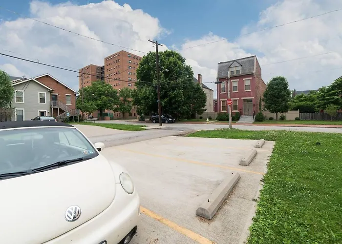 Pittsburgh's Sports Suite- Free Driveway Parking