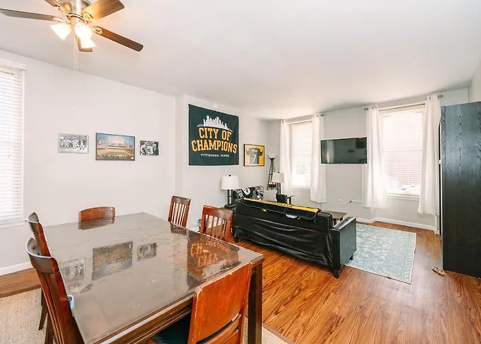 Apartment Pittsburgh's Sports Suite- Free Driveway Parking