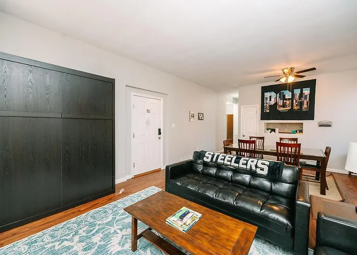 Pittsburgh's Sports Suite- Free Driveway Parking Apartment Pittsburgh